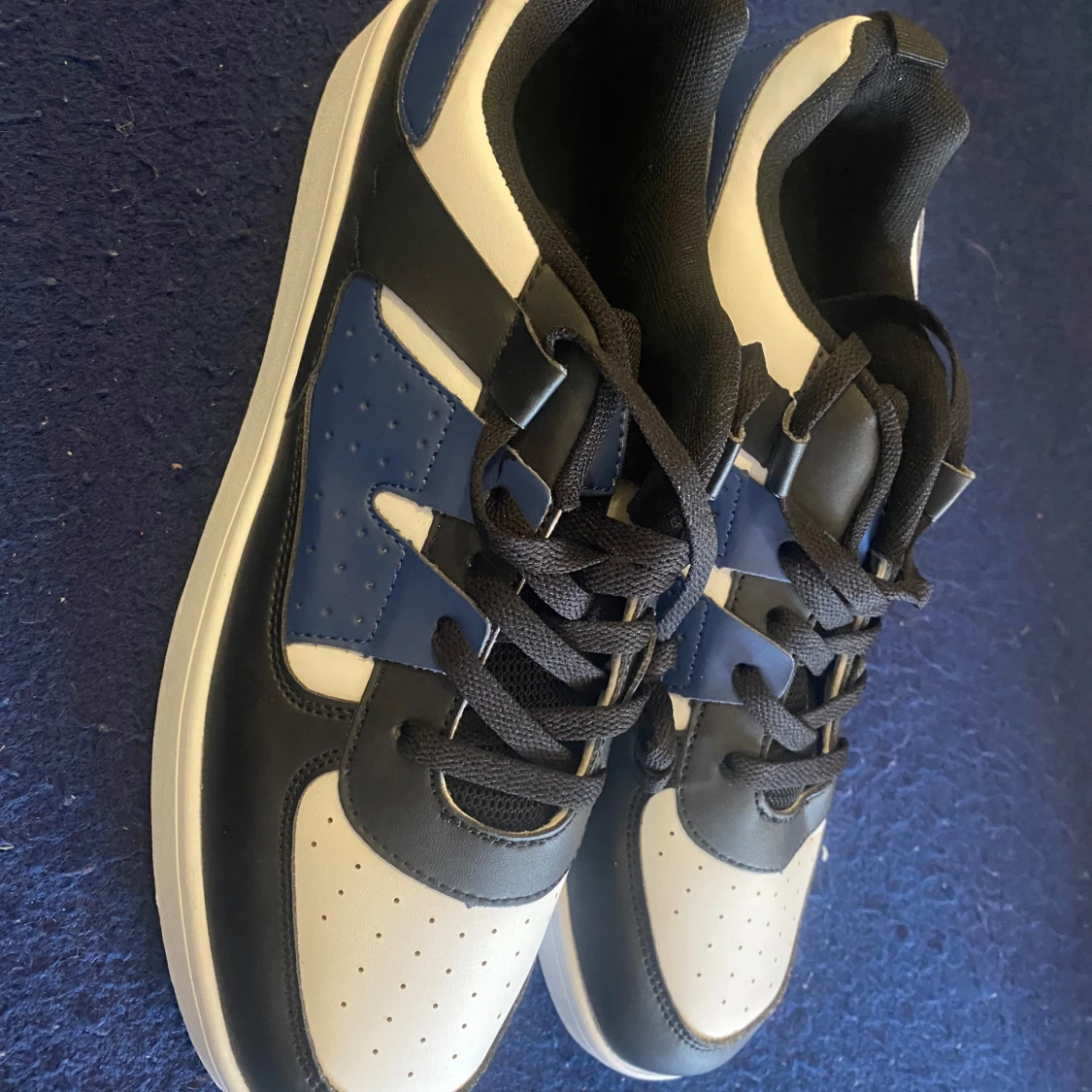 Svartvita och blå sneakers