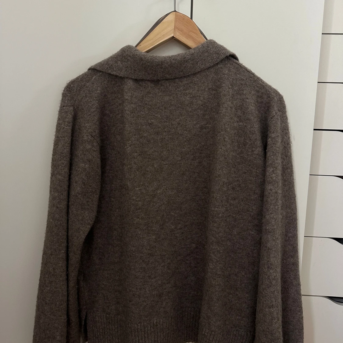 Brun stickad tröja - 1