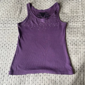 Lila ribbad linnetopp med pärlor - Snygg lila ribbad linnetopp med glittrande pärldetaljer framtill vid halsringningen. Sitter som XS❤️