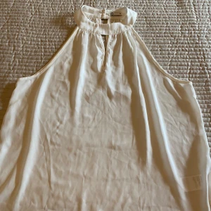 Vit blus - Tunn fladdrig blus i storlek 36. Nästan oanvänd. Om du vill ha fler bilder eller information skriv gärna