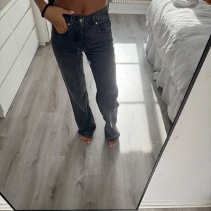 Jeans - Säljer nu dessa Zara jeansen då jag inte längre får någon användning för dom. Jeansen är i storlek 32 men passar mig som även har 34, de är använda en del men fortfarande i väldigt bra skick!💕💕