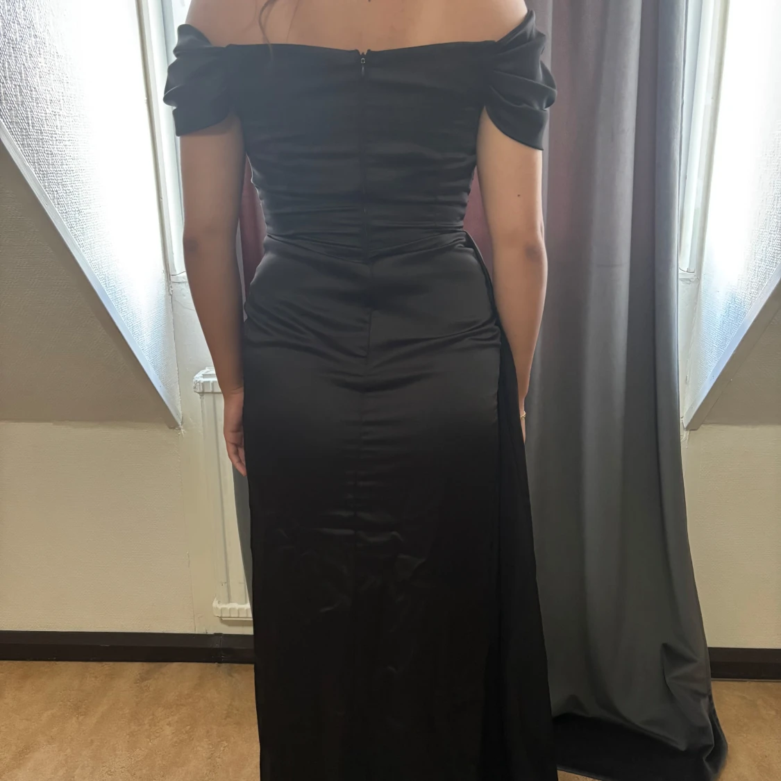 Svart långklänning med slits - 2