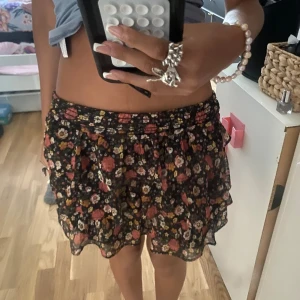 Söt kjol  - Söt kjol från Lindex som är i storlek 146/152 men är super stretchig som man ser på bild 3. Så passar upp till M. Har själv storlek S. Vek även ner så den såg mer lågmidjade ut men inget man mörker! 