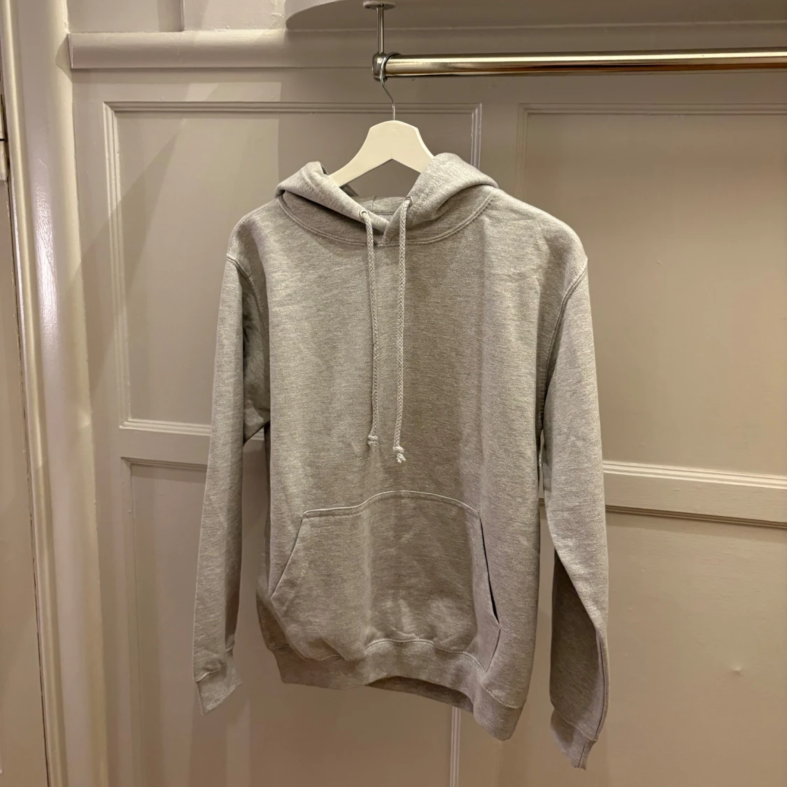 Grå hoodie med discokula från Kymas.com - 1