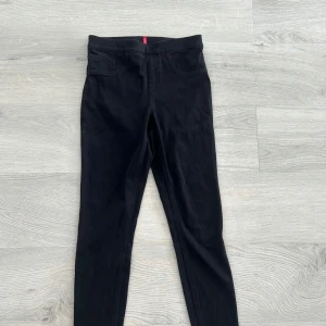 Spanx svarta skinny leggings - Svarta leggings med skinny fit och klassisk design. De har resår i midjan och fickor både fram och bak. Perfekta för en clean och enkel look, funkar till allt. Materialet känns mjukt och stretchigt för extra komfort.