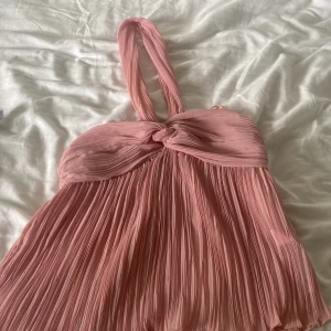 Rosa topp från zara - Super fin rosa topp från zara, använd 1 gång och säljer pga att den är för liten, inga hål eller slitningar, skriv för mer frågor.