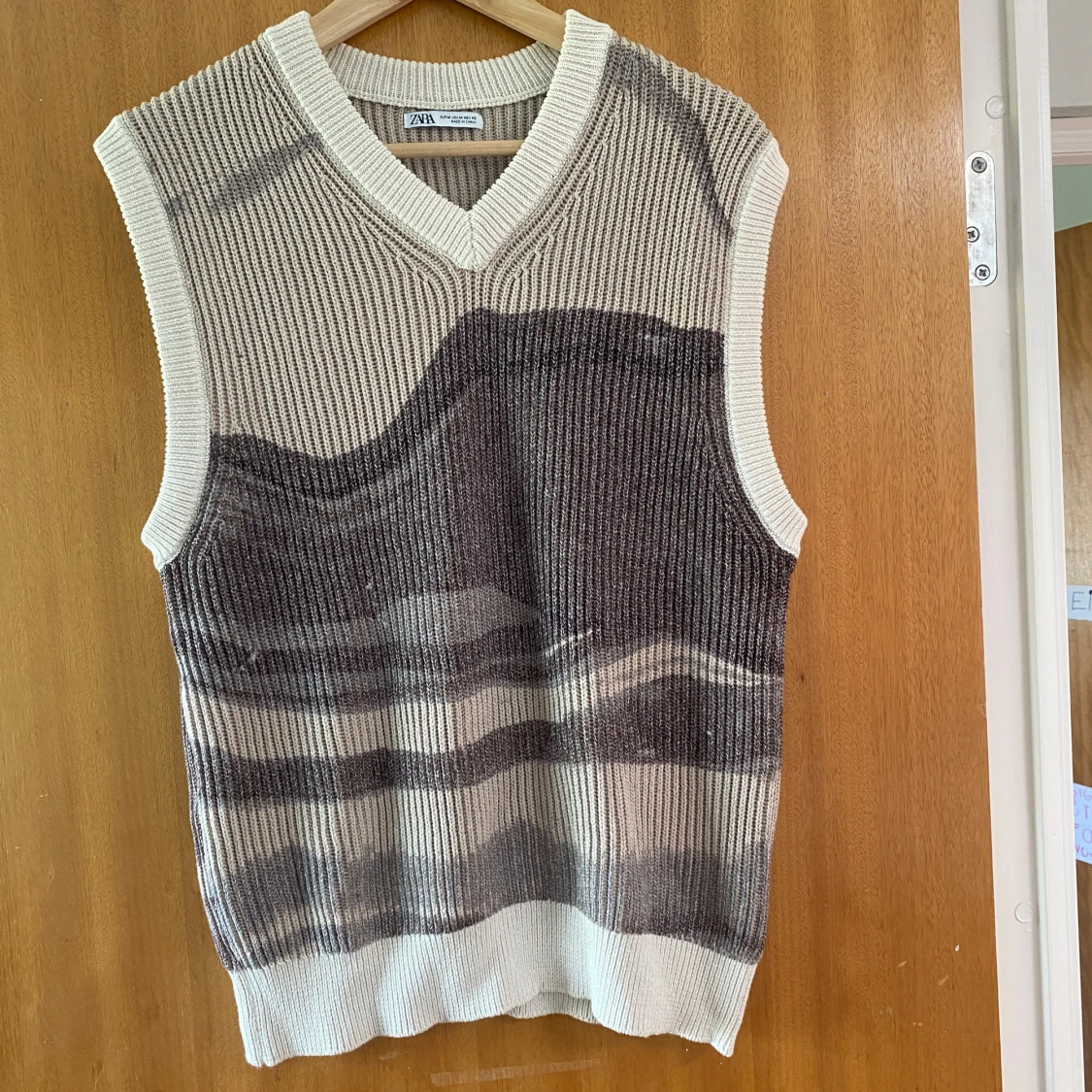 Stickad väst från Zara i beige och grå