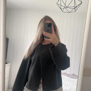 Grå kavajjacka från Gina Tricot - Säljer en stilren grå kavajjacka från Gina Tricot i storlek S. Jackan har rak passform, rund halsringning och stängs med en knapp framtill. Perfekt för dig som gillar minimalistisk och clean stil. Har du mer frågor om kappan kan du gärna skriva till mig💕