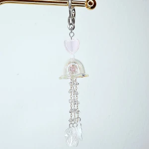 Manetinspirerad Nyckelring - Handgjord Nyckelring eller bag charm med manetinspirerad dekor, rosa hjärta och kristallkedja (ej äkta kristall, ej äkta silver)