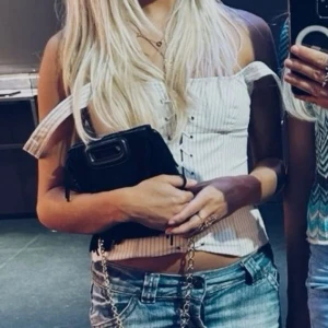 Randig korsett typ med knytning framtill från zara - säljer eftersom den inte kommer till användning!! kommer inte kunna skicka förrän den 11e augusti 💖💞(jag har även sytt in så att axelbanden är lite kortare, vilket lämnade små märken från bläckpennor, men de syns knappast!!)