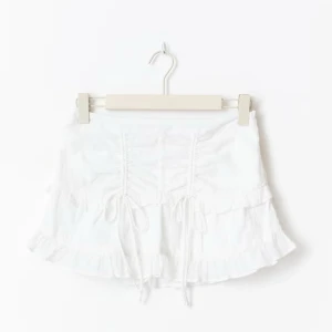 Vit volangkjol med snörning - Supersöt vit kortkjol från Gina tricot 14+ ! Den har volanger och snörningsdetaljer! Jätte bra för varma dagar, nypris 299💖