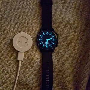 Huawei gt2. Kanon smartwatch. - Testad men kommer ej till användning och gör kanske bättre nytta hos ngn annan. Används med appen Huawei Health,(laddas ner via App Gallery) funktioner och tillägg uppdateras och utvecklas ständigt i appen. Gps, pulsmätare, syremättnad,andning och sömn är bara en del av funktionerna. Möjlighet till träningsupplägg och motivationsprogram, avslappning samt prenumerationsuppdrag etc i appen.  Går att byta ut armbandet. Klockan är i kanon skick,har bra batteritid,vid normal användning laddas ca 1/v