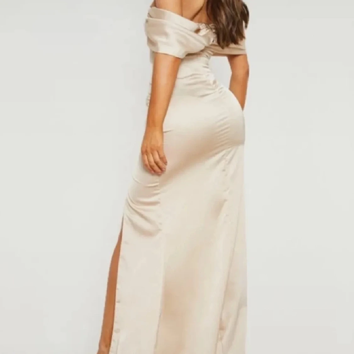 Champagnefärgad långklänning offshoulder - 2