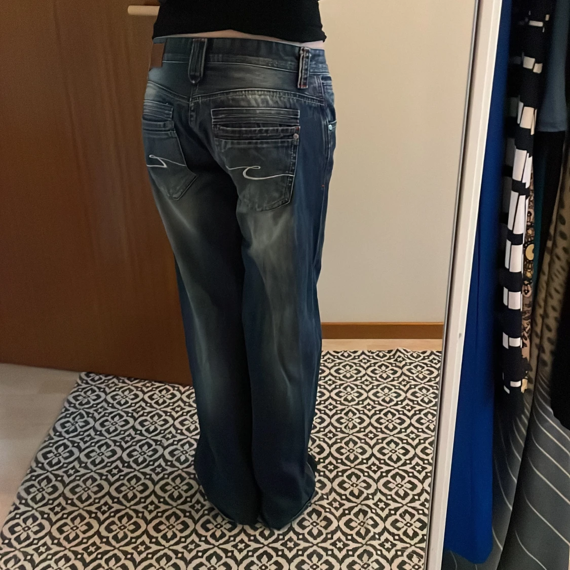 Blå jeans med broderade bakfickor - 2