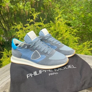 Philippe model trainers - 42 - Säljer ett par Philippe model trainers i storlek 42 (passar 43) skorna är i mycket bra skick, knappt använda, endast en liten defekt som visas på bild 5. Nypris 2899 kr, mitt pris 999 kr.