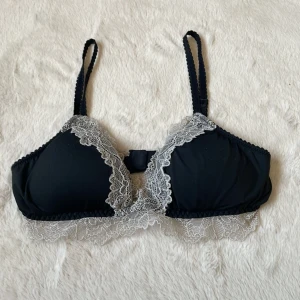 Svart spets bh  från H&M - Fin bh med spets från h&m i storlek XS! Man kan spänna åt banden, och  i bak så är det knäppe med tre stepp🥰 pris 45kr