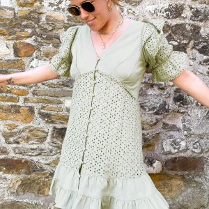 Ljusgrön kortklänning från Collyer Twins x ASOS - Superfin ljusgrön kortklänning från Collyer Twins x Asos med broderade hål, volangdetaljer och v-ringning. Puffiga kortärmar med dubbla volanger och knappar framtill. Perfekt för sommarens alla tillfällen!