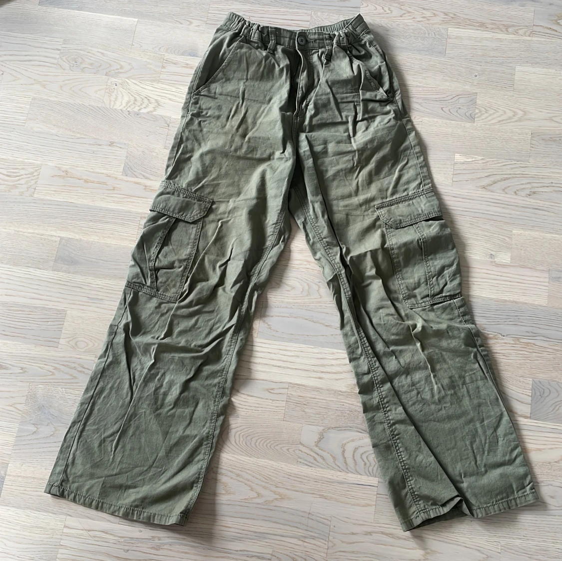 Olivgröna cargobyxor från H&M - 1