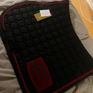 Equiline schabrak - Tar in bud på detta equiline schabraket som jag köpte för 2 veckor sedan. Tryck inte på ”köp nu” utan skriv till mig först vad ni kan erbjuda. Vill ha minst 1550kr. Köpt för 1999kr