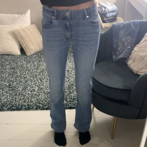Bootcut jeans från Gina Tricot ljusblå - Säljer ett par ljusblåa bootcut jeans från Gina Tricot i storlek 152. Jeansen har en skön passform med utsvängda ben. Lite slitna längst ner vid fötterna (se bild 5) men annars bra skick! Skriv vid fler frågor!! 💓💓