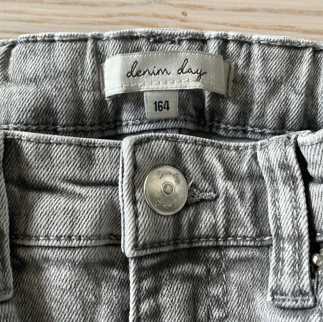 Grå bootcut jeans från Denim Day - 1