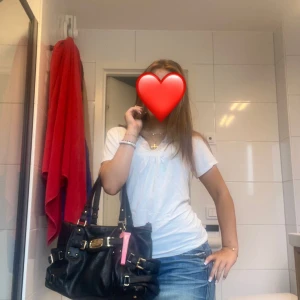 Vit spetsdetaljerad topp från Stockh LM - Supersöt vit topp från Stockh LM med v-ringning och fina spetsdetaljer längs halsen. korta ärmar och lite lätt figurnära passform. En perfekt lättstylad top/blus för kanske ett par jeans eller kjol för en enkel fin outfit. Använd knappast någonsin❤️❤️