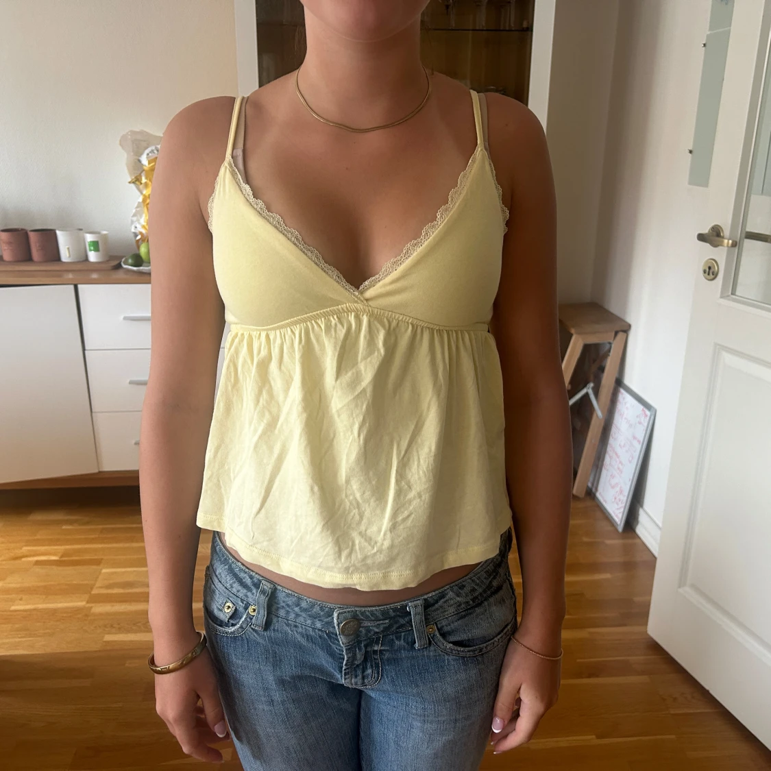 Ljusgul linnetopp med spetsdetalj