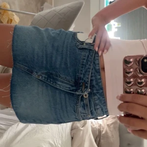 Jeans kjol med fin detalj  - Säljer denna asssssnyggs jeanskjolen från Zara med lapp kvar!!! Aldrig använd!!❤️❤️❤️kjolen har sne knytning! Lägg prisförslag, nypris 399❤️