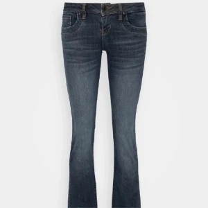 Mörkblå bootcut jeans från LTB - Snygga mörkblå jeans från LTB med bootcut passform. Jeansen har en lätt tvättad look och är tillverkade i stretchig denim. Perfekta för dig som söker snygga lågmidjade jeans till hösten! W26 och L32. Nypris är runt ca 1000