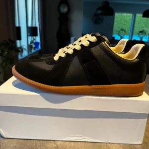 Maison Margiela svarta sneakers - Svarta Maison Margiela skor. 👟  Storlek 42 ✅ Helt nya 🆕 Pris går diskuteras 🤝 Hör av er vid frågor eller fler bilder:)
