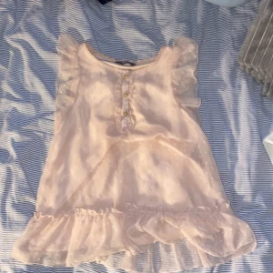 Ljusrosa volangblus från Lindex - Supersöt rosa blus från Lindex, passar till det mesta och är bara väldigt väldigt snygg!