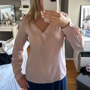 Söt blus från Vila - Jättesöt blus från Vila i en väldigt fin ljusrosa färg. Den är i storlek M. Den har en superliten fläck på framsidan (se bild 4) men den borde gå bort i tvätten!!