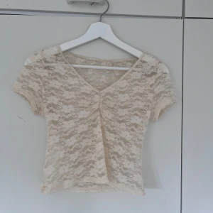 Blus - Vit blus i storlek xs från Shein, aldrig använd!!