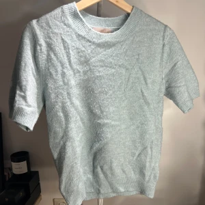 Turkos/ljusblå stickad kortärmad tröja H&M - Supermjuk ljusblå stickad tröja från H&M med korta ärmar och ribbade muddar vid hals, ärmslut och nederkant. Perfekt för lager-på-lager och chill vår- eller sommarstil. Enkel och clean design som är lätt att matcha med jeans eller kjol.  Bara att skriva vid frågor!💕