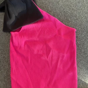 Ribbad rosa oneshoulder topp Zara S - Superfin ribbad rosa oneshoulder topp från Zara med stor svart rosett på axeln. Nypris 299kr
