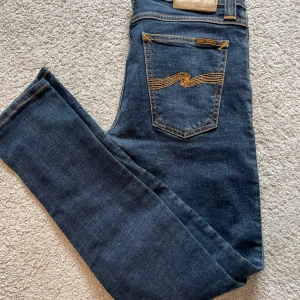 Nudie Jeans  - Säljer ett par klassiska blå jeans från Nudie Jeans. Jeansen är i riktigt bra skick. Storlek är 28/32. Priset är ej hugget i sten🤗
