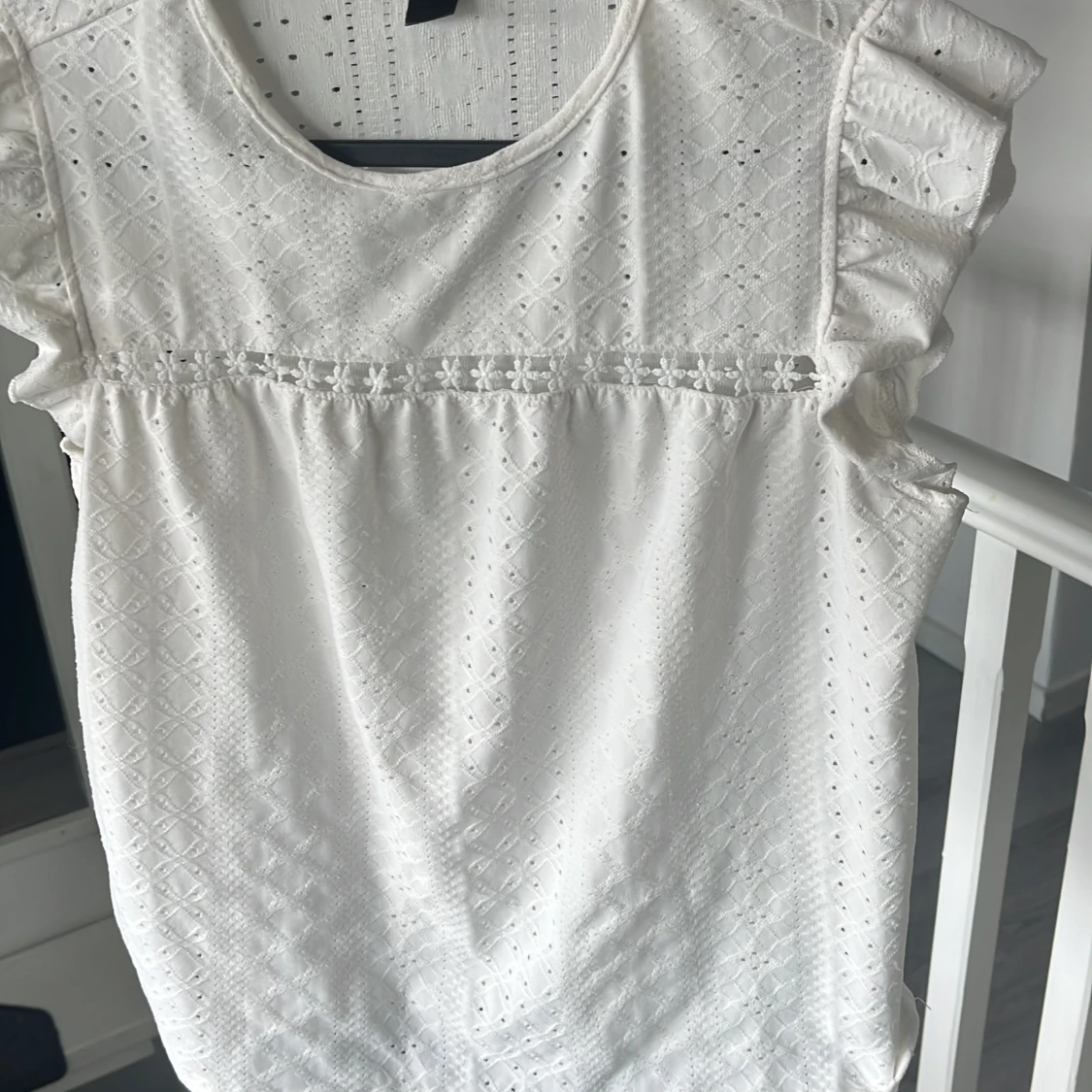 Vit blus med spets och volangärm💕 - 1