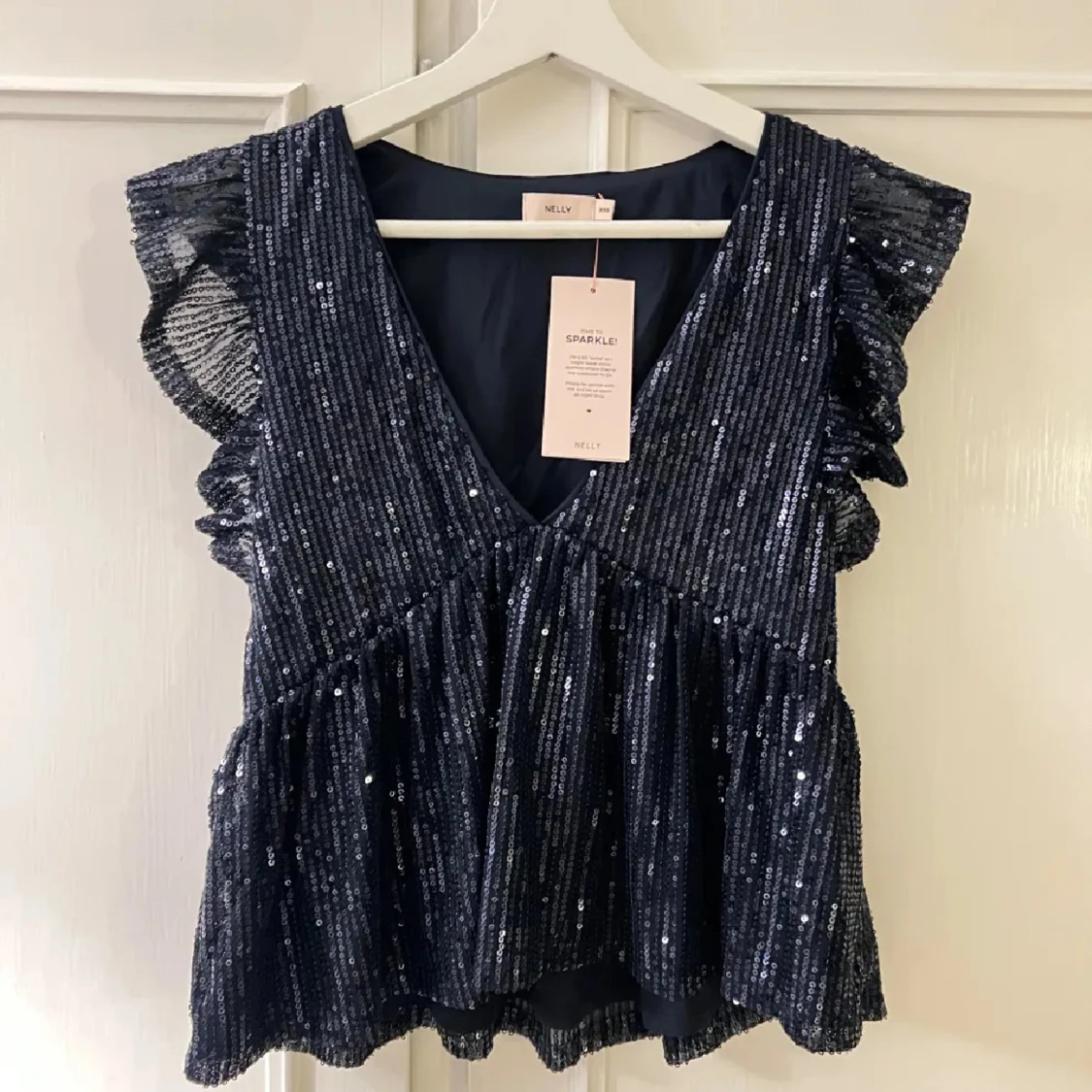 Glittrig mörkblå topp från Nelly