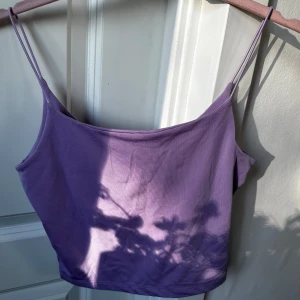 Lila ribbad linnetopp från Chiquelle - Säljer en lila ribbad linnetopp från Chiquelle med tunna axelband. Toppen har en enkel och stilren design, perfekt för varma dagar. Materialet är mjukt och stretchigt för en bekväm passform. ❤️