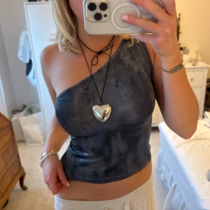 One shoulder topp - Festtopp!! Så så cool one shoulder linne med snyggt tryck🌌🌌🖤🖤🖤 