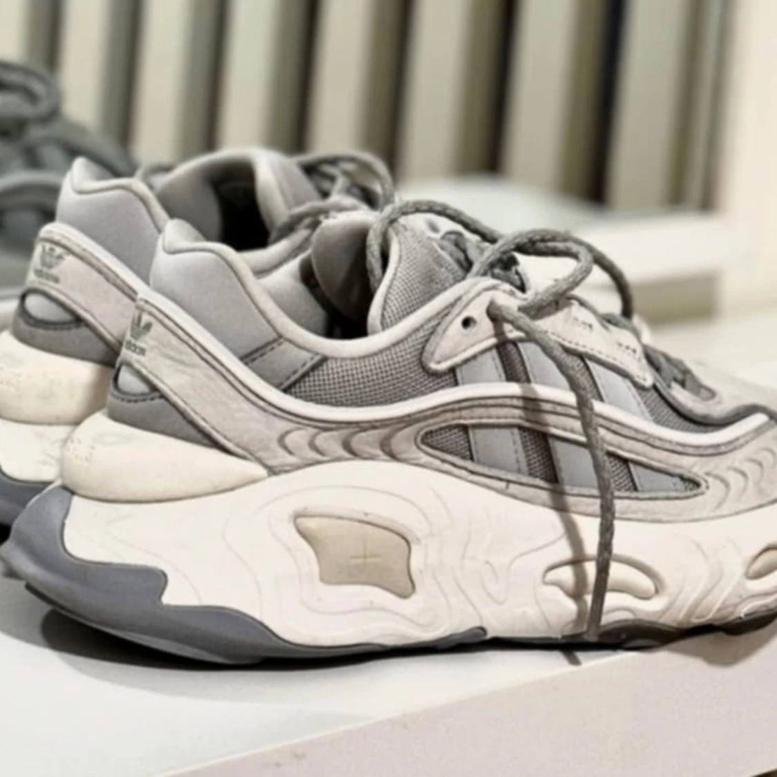 Adidas sneakers i grått och vitt