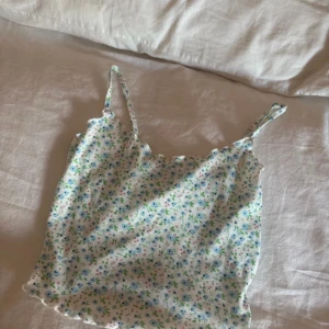 Blommigt linne  - Blommigt linne ifrån shein, storlek S🦋