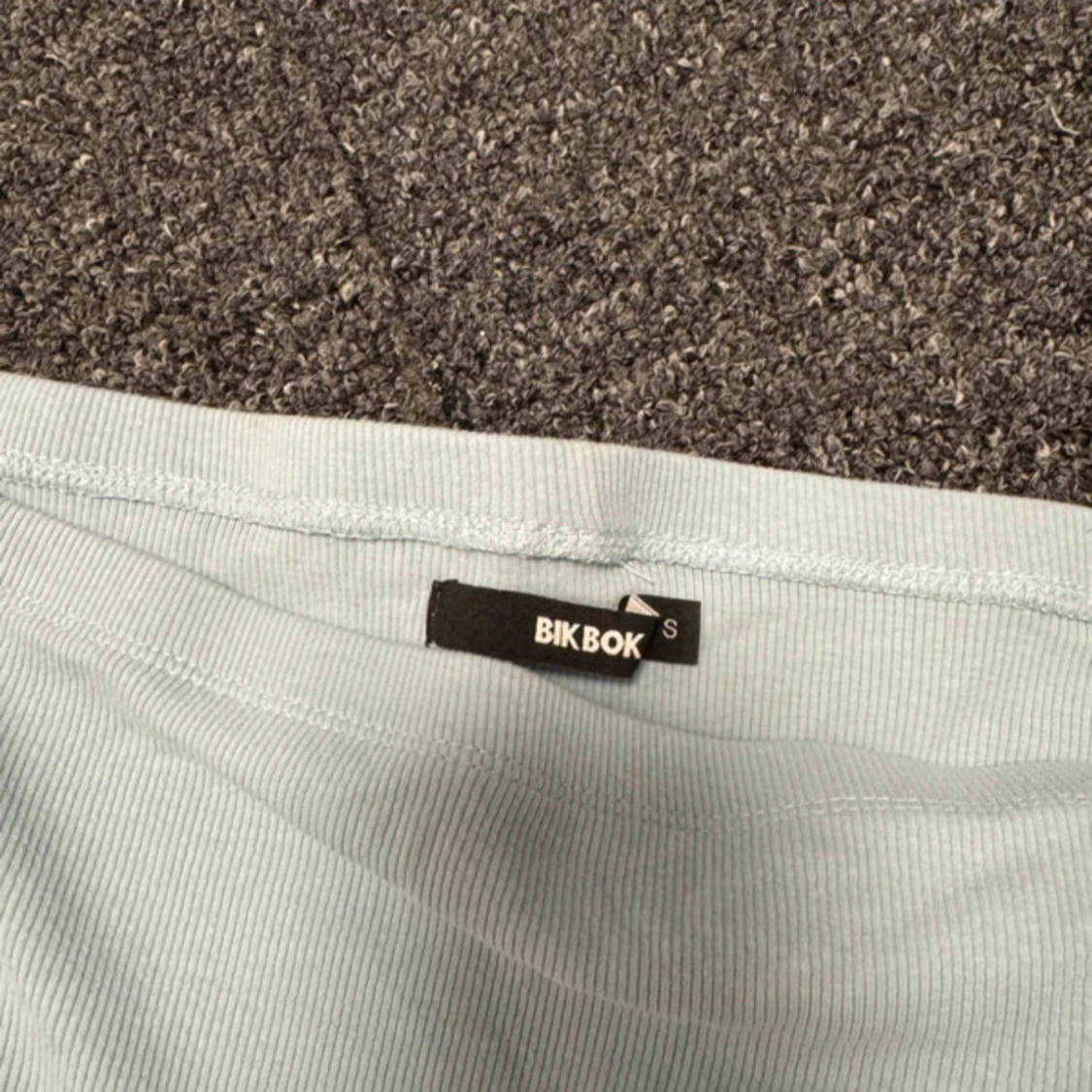 Ljusblå croppad topp från Bik Bok - 3