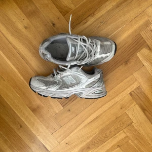 Grå New Balance sneakers - Säljer ett par New Balance 530 löparskor i silver. Perfekt för löpning eller vardagsbruk. Bekväma och stilrena.  EU 40  Tyvärr så saknas en sula
