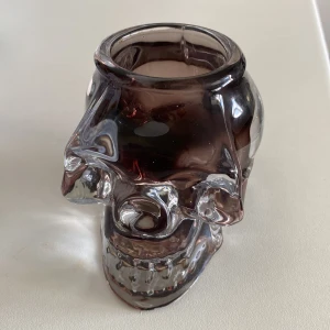 TVÅ LJUSLYKTA / LJUSHÅLLARE . DÖDSSKULL 💀 - TVÅ LJUSLYKTA / LJUSHÅLLARE . DÖDSSKULL 💀