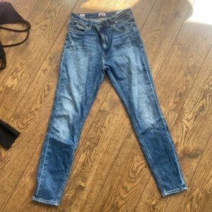 Blå skinny jeans från Levis - Säljer ett par klassiska blå skinny jeans från Levis med fem fickor och dragkedja. Jeansen har en smal passform och normal midja, perfekta till vardags. Tidlös modell som passar till det mesta.