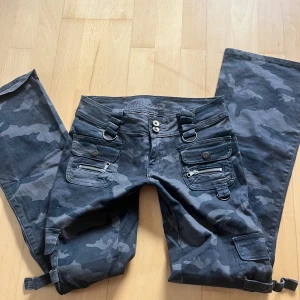 Militär cargopants - Ett par cargopants med camouflage-mönster. Byxorna är bra längd på mig som är ca 176. Pris kan diskuteras 🫶🏼