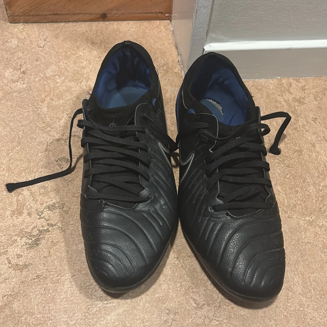 Svarta fotbollsskor från Nike