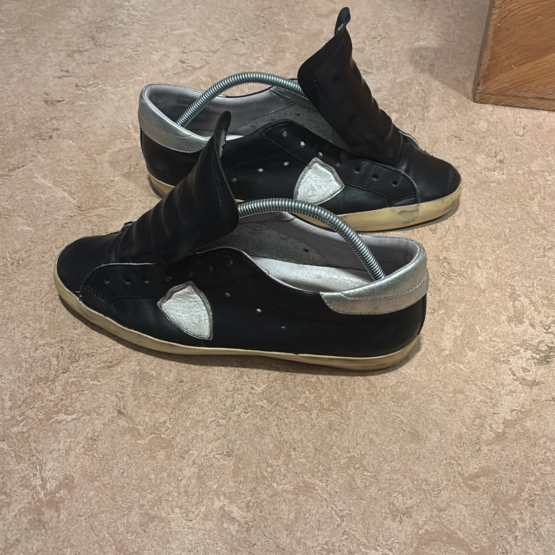 Svarta sneakers med vita detaljer - 2