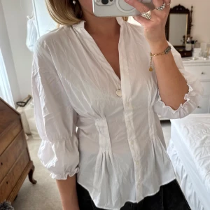 Skjorta - Figursydd Skjorta från Zara i storlek L, så snygg och är korsettliknande i midjan